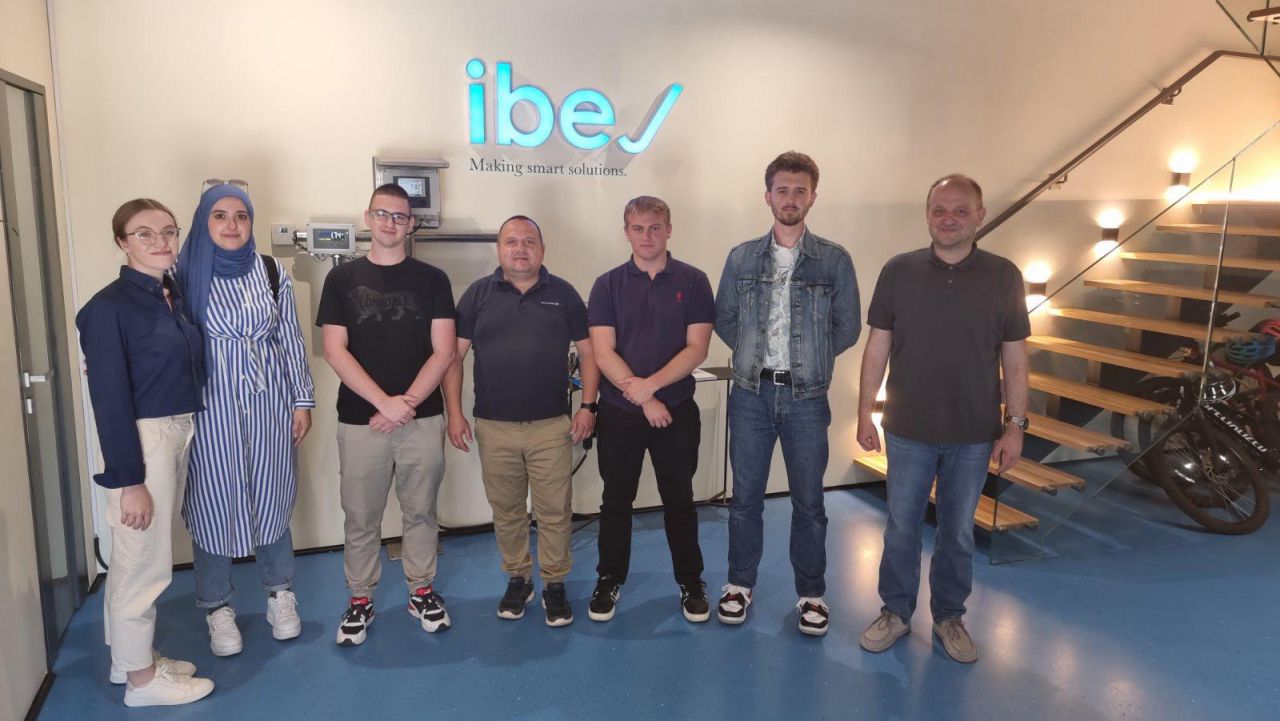 Teori ve Pratik Arasında Köprü Kurmak: IUS EE Öğrencileri Önde Gelen Otomasyon Şirketi IBEJ d.o.o.'yu Ziyaret Etti