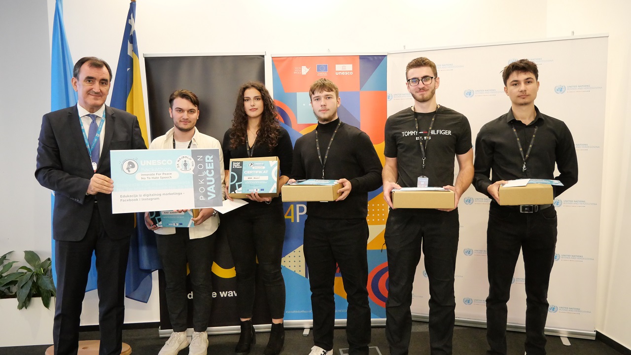 Çevrimiçi Nefret Söylemiyle Mücadele: IUS Öğrencileri “Barış için Yenilik Yap” UNESCO Hackathon'unda Öncülük Ediyor