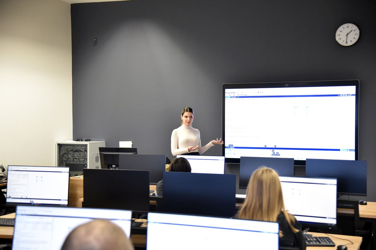 Budući inžinjeri računarskih nauka na CSE “Show and Tell” radionici