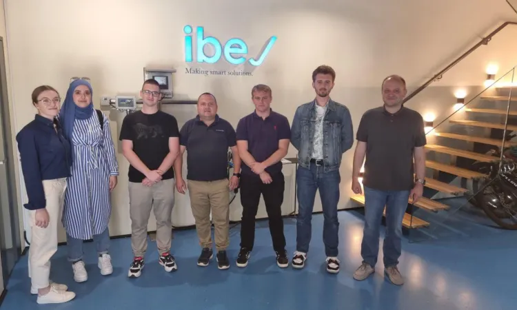 Povezivanje teorije i prakse: Studenti EE programa posjetili vodeću kompaniju za automatizaciju, IBEJ d.o.o.