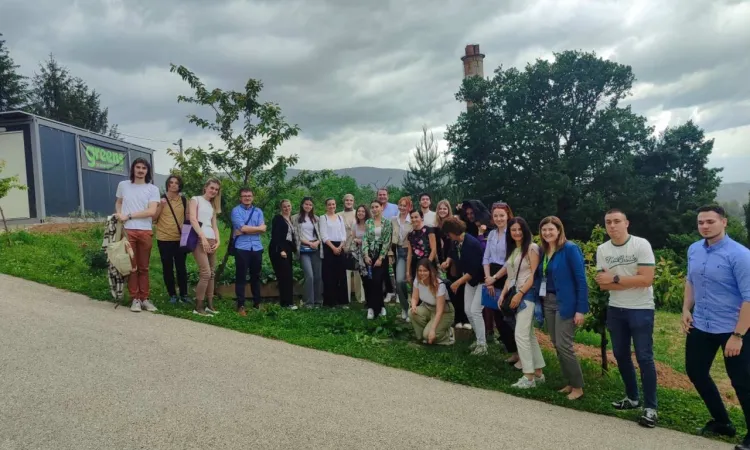 Povezivanje nauke i biznisa na IUS-u: DeepGreenInno simpozijum i posjeta industriji promovišu održive inovacije